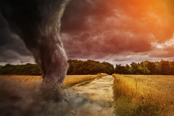 Grande disastro di Tornado su una strada — Foto Stock