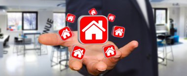 Bir daire kiralamak için modern uygulama kullanarak iş adamı