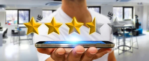 Business man rating stelle con il suo telefono cellulare — Foto Stock