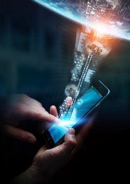 İş kadını cep telefonunu dünyaya bağlı.