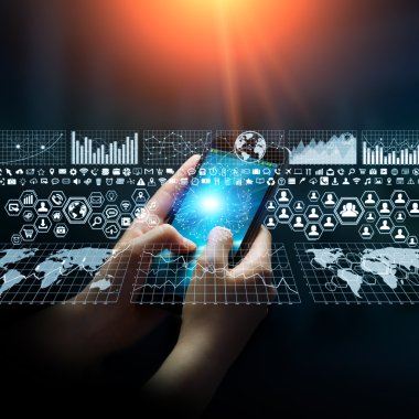 Dijital cep telefonu grafik arabirimini kullanarak iş kadını