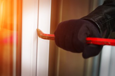 Hırsız bir evde kırma