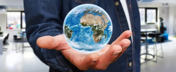 Человек держит планету Земля в своих руках — стоковое фото