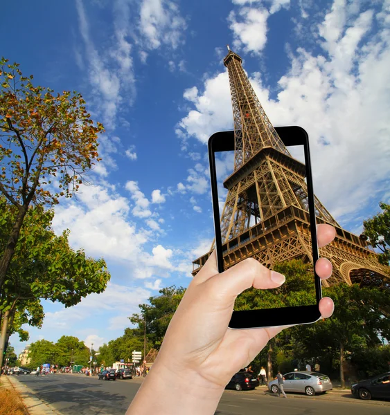 Eiffelturm in Paris mit Handy fotografiert — Stockfoto