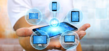 İşadamı teknik cihaz telefonuyla bağlantı