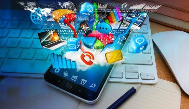 Teknik cihazlar ve bulut modern cep telefonu üzerinden