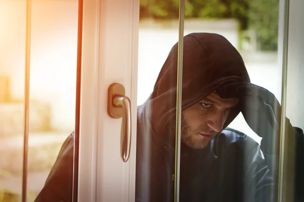 Burglar breaking in a house — Stock Photo, Image