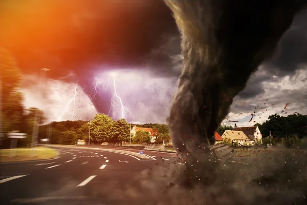 Grande desastre Tornado em uma estrada — Fotografia de Stock