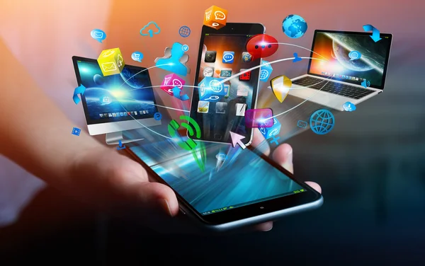 Businesswoman conectado dispositivos de tecnologia e ícones aplicações com — Fotografia de Stock