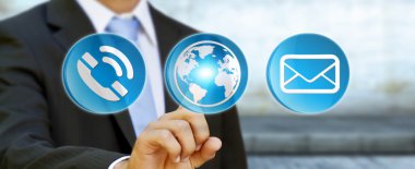 Modern dijital uygulama kullanarak iş adamı