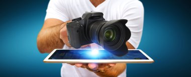 Modern fotoğraf makinesi kullanan genç adam