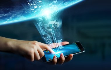 İş kadını cep telefonunu dünyaya bağlı.