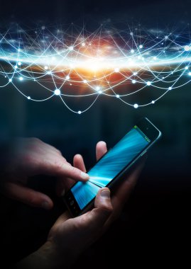 İş kadını cep telefonunu dünyaya bağlı.