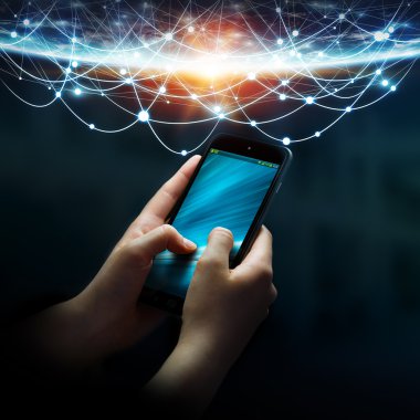 İş kadını cep telefonunu dünyaya bağlı.