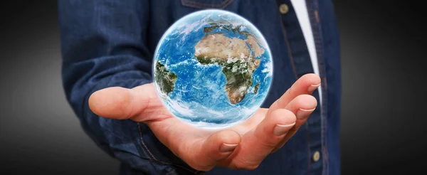 El hombre sosteniendo el planeta tierra en su mano — Foto de Stock