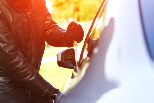 Ladrón robando un coche — Foto de Stock