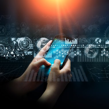 Dijital cep telefonu grafik arabirimini kullanarak iş kadını