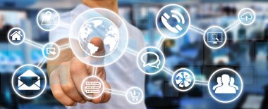 Dijital dokunmatik ekran arayüzü ile web simgesini kullanarak iş adamı