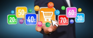 Genç adam satış döneminde alışveriş