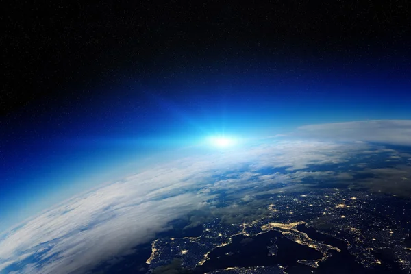พระอาทิตย์ขึ้นเหนือดาวเคราะห์โลกในอวกาศ — ภาพถ่ายสต็อก
