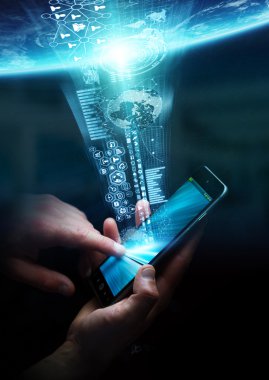 İş kadını cep telefonunu dünyaya bağlı.