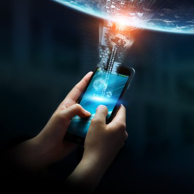 İş kadını cep telefonunu dünyaya bağlı.