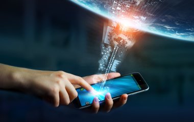 İş kadını cep telefonunu dünyaya bağlı.