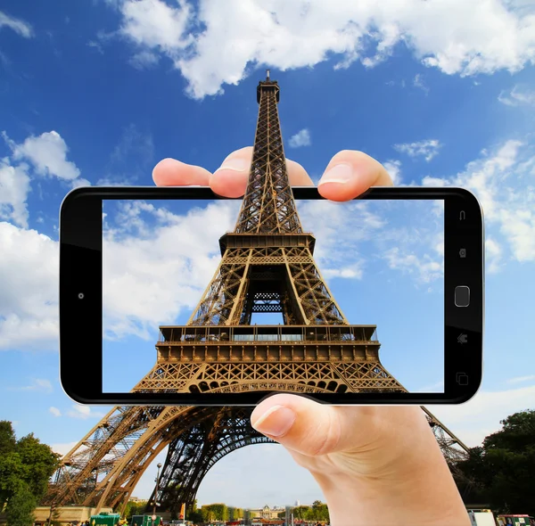 Eiffeltornet i Paris Frankrike tagit med en mobiltelefon — Stockfoto