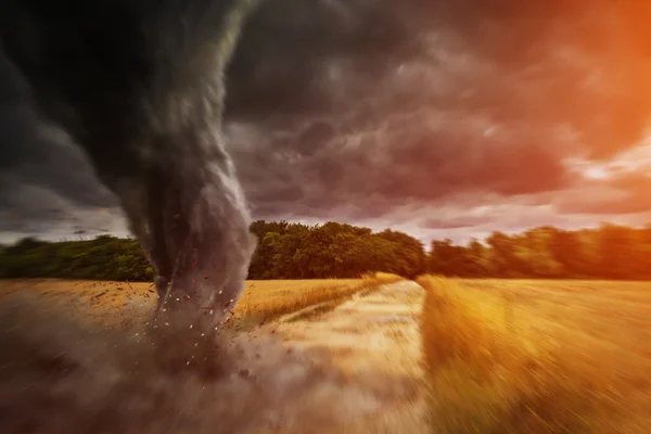 Gran desastre de Tornado en una carretera —  Fotos de Stock