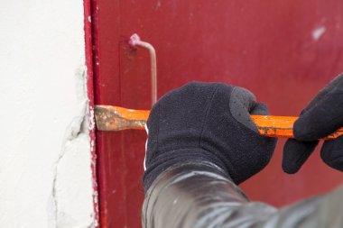 Bir evde kırma deri ceket giyen hırsız