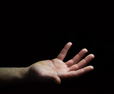 İşadamı el siyah koyu arka plan üzerinde