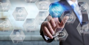 Modern dijital uygulamalar arabirimini kullanarak iş adamı