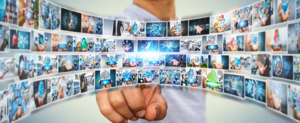 Junger Mann mit moderner Schnittstelle zu Bildern — Stockfoto