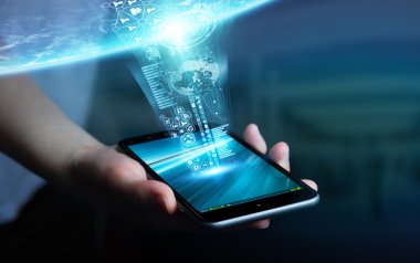 İş kadını cep telefonunu dünyaya bağlı.