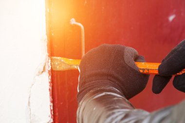 Bir evde kırma deri ceket giyen hırsız