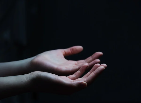 Pengusaha tangan pada latar belakang hitam gelap — Stok Foto