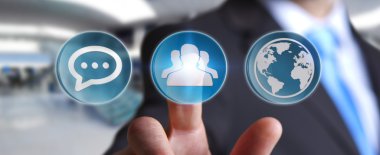 Modern dijital uygulama kullanarak iş adamı