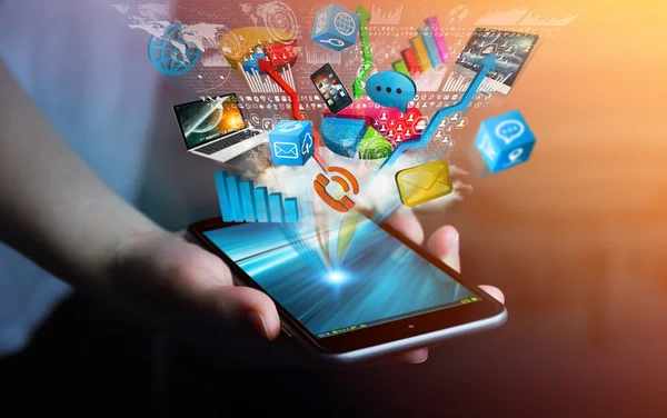 Businesswoman conectado dispositivos de tecnologia e ícones aplicações com — Fotografia de Stock