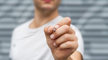 Adam bir kalemle yazma