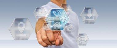 Modern dijital uygulamalar kullanarak iş adamı