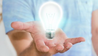 Parlak ampul elinde tutan işadamı