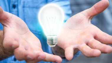 Parlak ampul elinde tutan işadamı