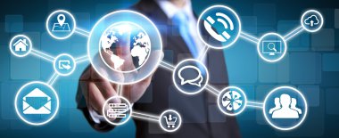 Dijital dokunmatik ekran arayüzü ile web simgesini kullanarak iş adamı