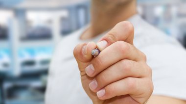 Adam bir kalemle yazma