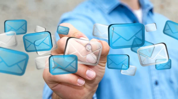 Бизнесмен трогает иконки электронной почты — стоковое фото