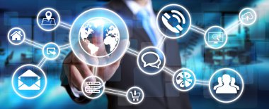 Dijital dokunmatik ekran arayüzü ile web simgesini kullanarak iş adamı
