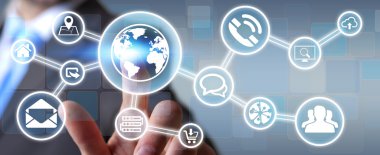 Dijital dokunmatik ekran arayüzü ile web simgesini kullanarak iş adamı
