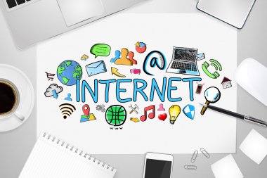El internet tanıtımı office arka plan üzerinde çekilmiş.