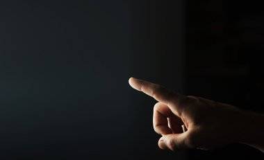 iş adamı işaret parmağı