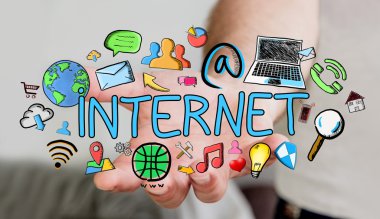 Elle çizilmiş internet tanıtımı tutan adam